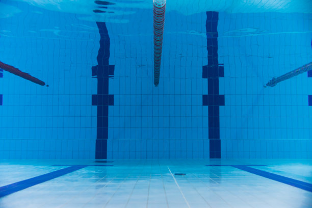 深水运动游泳池，水下照片。图片下载