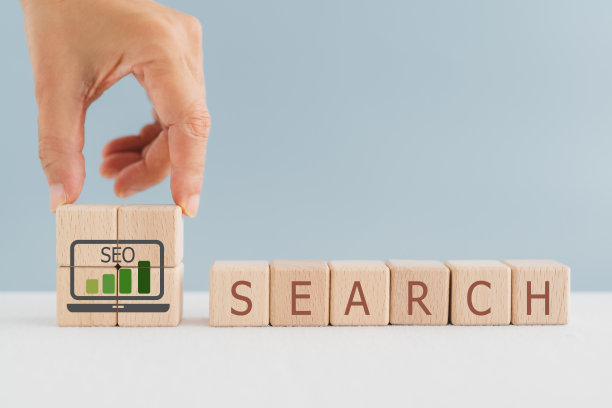 对于搜索引擎优化的SEO缩写，在木制立方体块上的笔记本图标内手工排列图形和SEO文本，包括复制空间图片下载