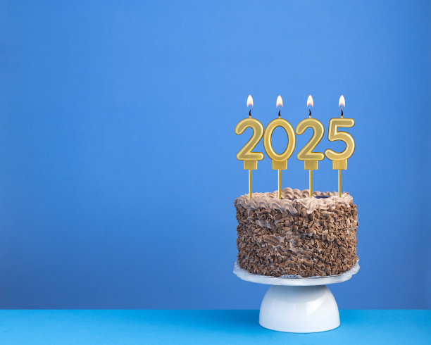 蓝色背景的2025年新年蜡烛蛋糕图片下载
