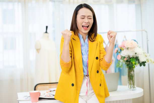 年轻的亚洲女性时装设计师的照片图片下载