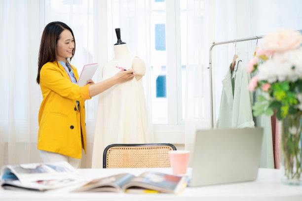 年轻的亚洲女性时装设计师的照片图片下载