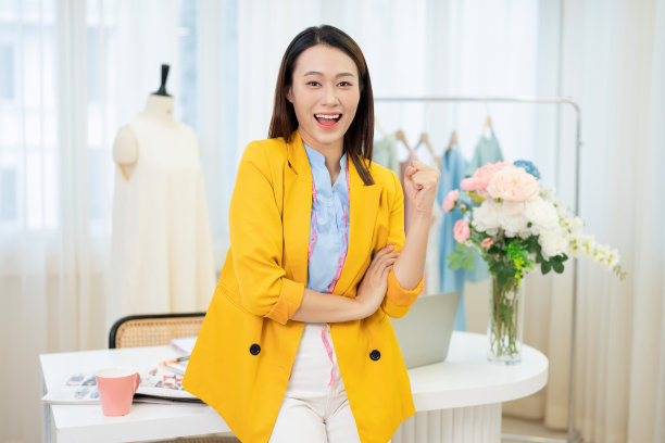 年轻的亚洲女性时装设计师的照片图片下载