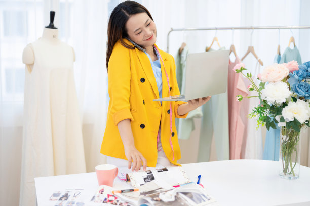 年轻的亚洲女性时装设计师的照片图片下载