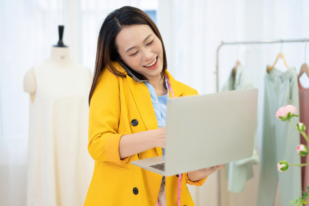 年轻的亚洲女性时装设计师的照片图片下载