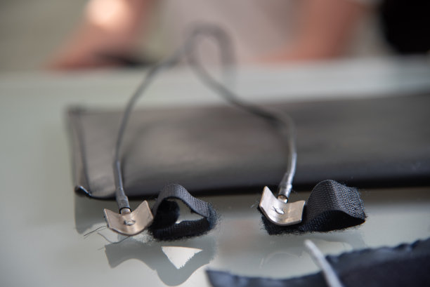 测谎机传感器和仪器的详细特写，对进行可靠的测谎测试至关重要。图片下载