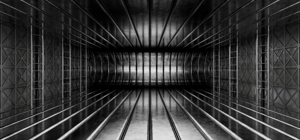 生产机库。工厂,工厂。金属地板有烟、雾。用于产品展示的冷色背景。充满未来感的空车库。3 d渲染。图片下载