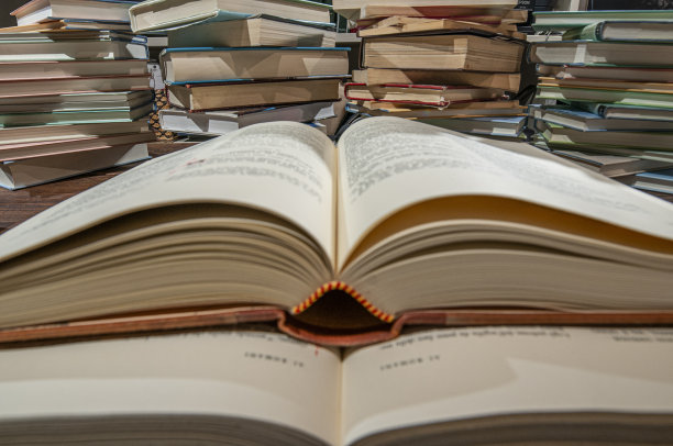 一大堆乱七八糟的书图片下载