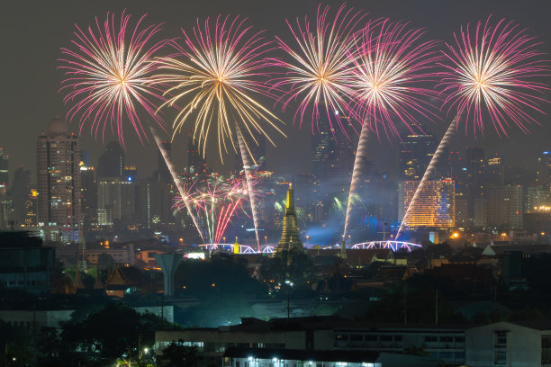 黎明寺或笏阿伦的烟花与Rattanakosin岛的城市城镇的建筑，城市老城区，曼谷的天际线。泰国市中心的夜晚。图片下载