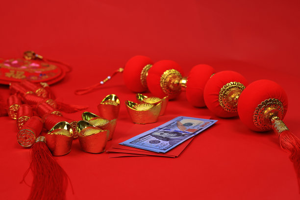 中国新年装饰用现金和金元宝中国文字语言意味着祝福，富裕和财富图片下载