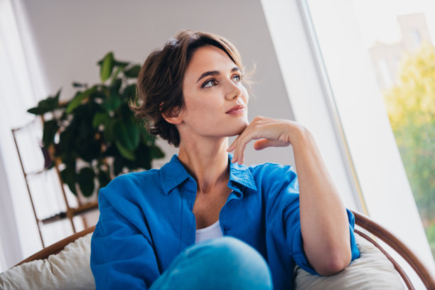 美丽可爱的梦幻女孩独自坐在家里享受室内放松休息的照片图片下载