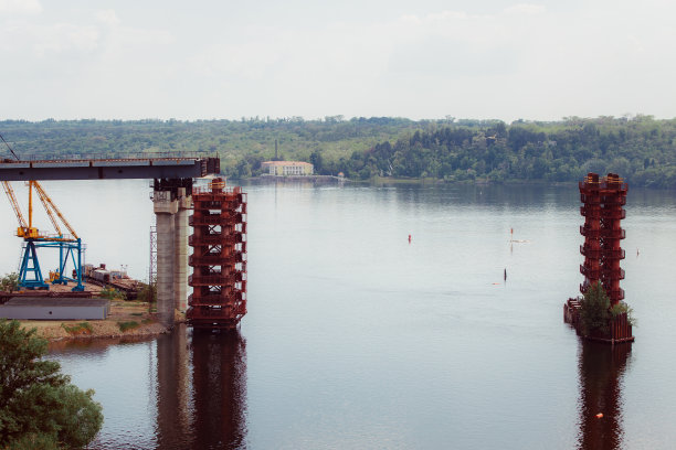 河上的混凝土桥。复杂的技术项目。图片下载