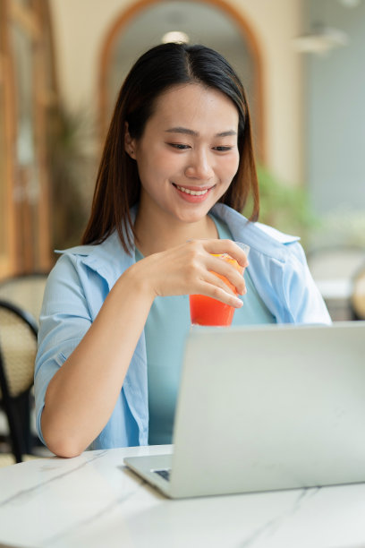 年轻的亚洲妇女在咖啡店的照片图片下载
