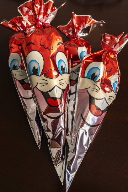 兔子主题的复活节装饰和巧克力糖果将在巴西复活节期间分发。图片下载