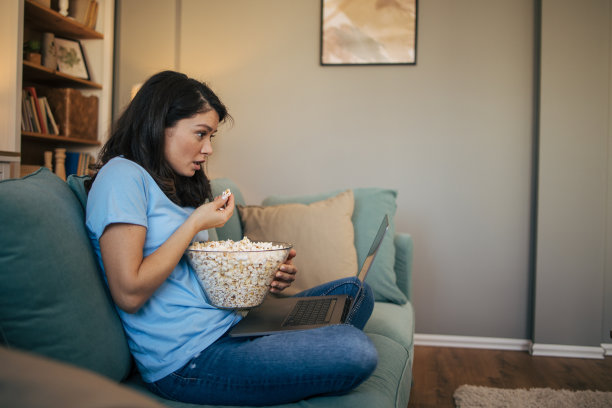 看恐怖电影的女人图片下载