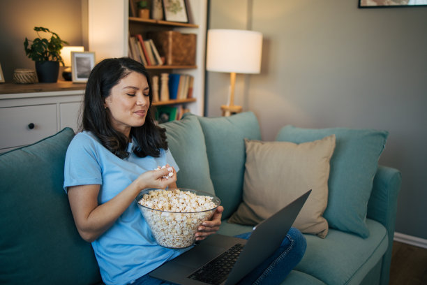 年轻女子在家看电影图片下载