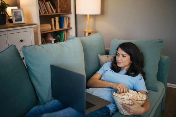 微笑的女人在家里看电影图片下载
