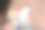 一位女士坐在户外使用智能手机的特写照片。智能手机模型。图片下载