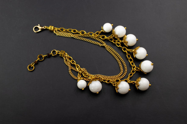 美丽的宝石水晶手镯，独特的手工石珠珠宝背景，宣传照片为网上珠宝店图片下载