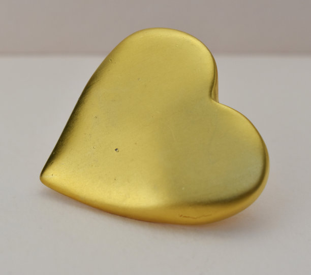 米色背景的老式胸针，强调女性复古珠宝，在线珠宝店的宣传照片图片下载