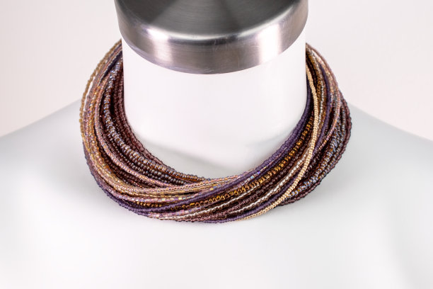 独特的美丽的项链上的女人一个白色的人体模型，复古珠宝的概念，宣传照片为网上珠宝店图片下载