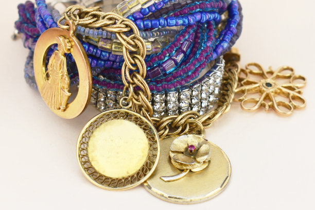 美丽的宝石水晶手镯，独特的手工石珠珠宝背景，宣传照片为网上珠宝店图片下载