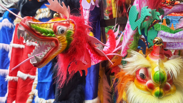 街头小贩展示舞龙舞狮玩具图片下载