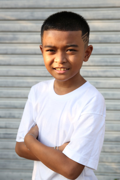 可爱男孩在公园里微笑的照片。快乐、自信、聪明的青春期前的孩子图片下载