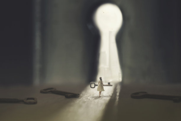 一个女人走在路上，手里拿着一把钥匙，要通过一把锁打开一个出口图片下载