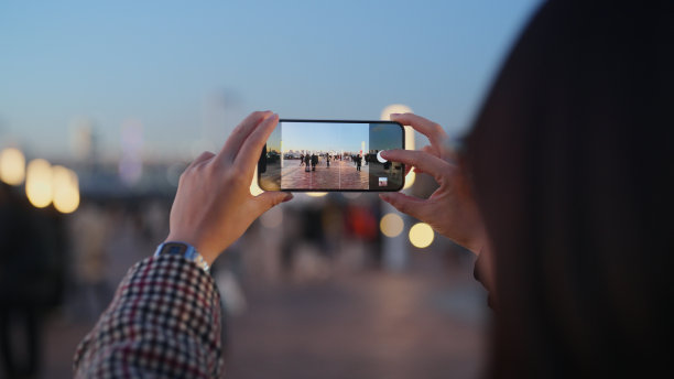 一名女子在台场拍摄东京夜景的照片和视频图片下载