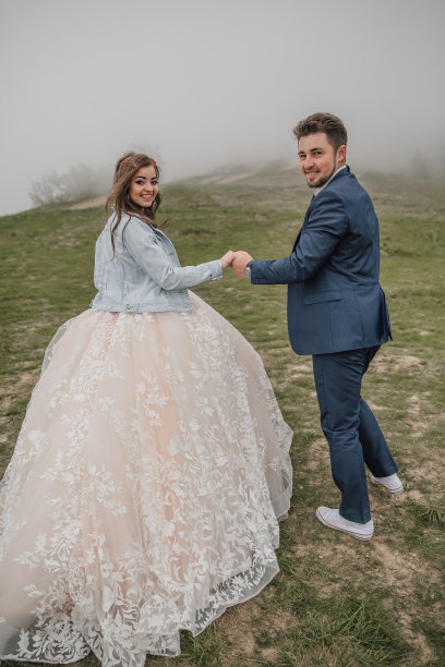 山间新婚快乐。后面的照片。新郎和新娘。在大自然中拍摄婚纱照。在新郎新娘的森林里拍照。图片下载