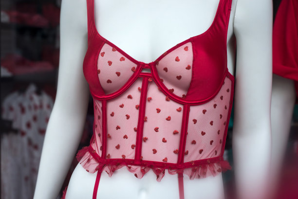 在一家时装店的陈列室里，模特身上穿着红色的小心形内衣图片下载