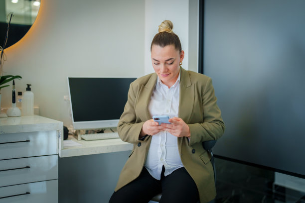 孕妇在工作时使用手机图片下载