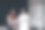 穿着毛巾浴袍接受咨询的年轻女子图片下载