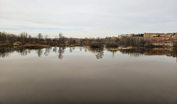 托尔梅斯河的照片，能分辨出远处的城市建筑。图片下载