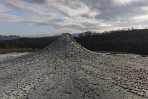 火山节奏:泥，路径和涅拉诺的本质图片下载