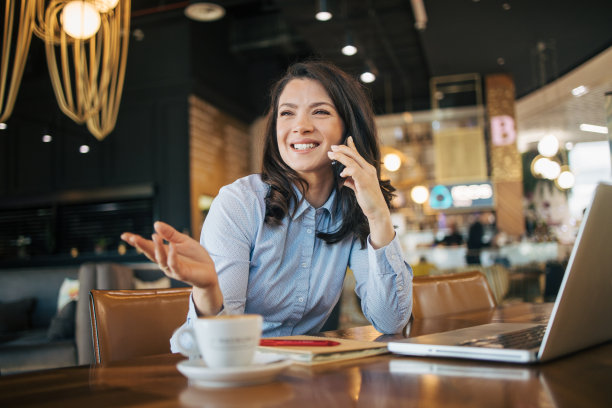使用智能手机成功与客户达成交易图片下载