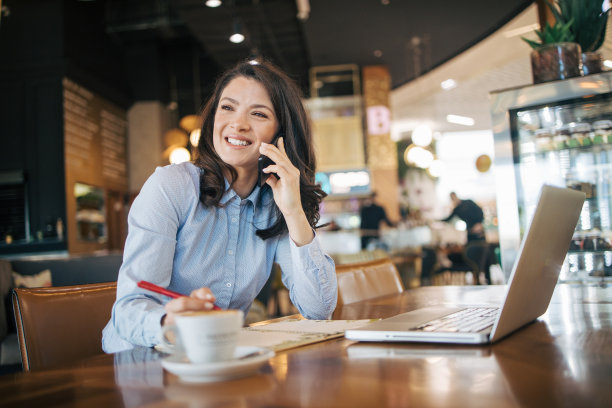 使用智能手机成功与客户达成交易图片下载