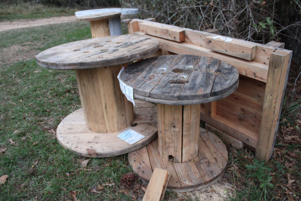 院子里的电线、木凳图片下载