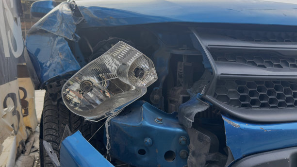 坠毁的汽车零件库存照片图片下载