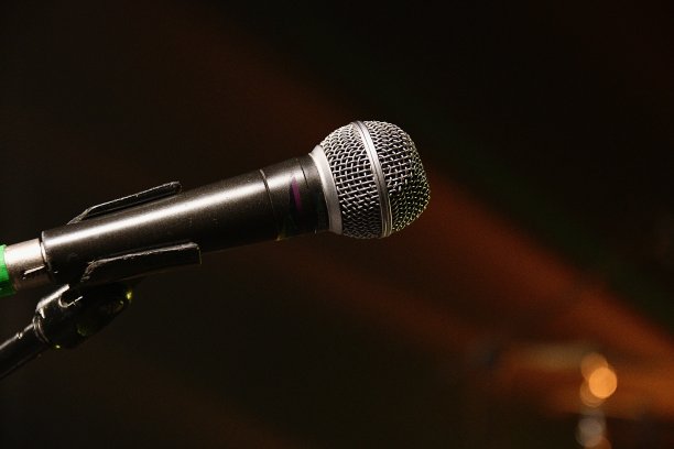 舞台上有麦克风图片下载