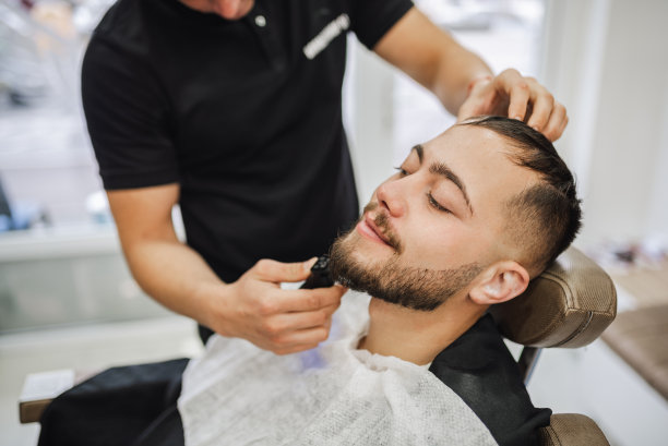 理发师给顾客刮胡子图片下载