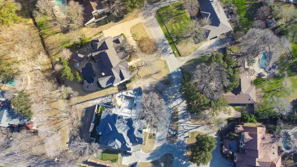 鸟瞰图高档两层住宅，圆形车道，游泳池，大后院，郊区低密度住房，少量住宅单户住宅，昂贵的地区达拉斯，德克萨斯州图片下载