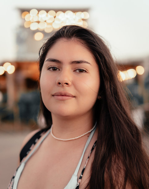 一个年轻女子的肖像，背景是散景灯，拉丁裔。图片下载