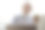 一个老人在家里用信用卡网购的照片。图片下载