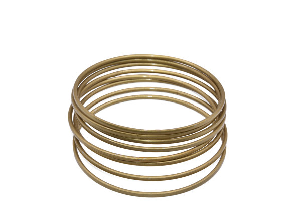 旧手镯首饰由黄铜制成，隔离在白色背景上，微距照片，有路径图片下载