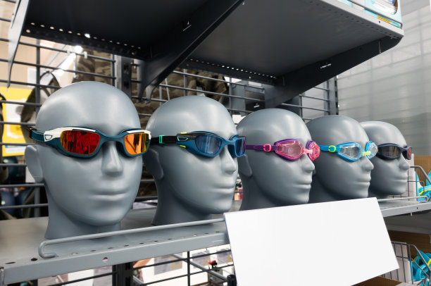 人体模特戴上泳镜图片下载