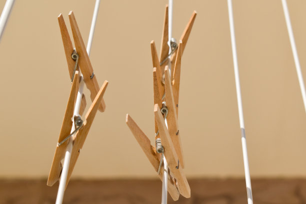 晾衣架上的衣架。图片下载