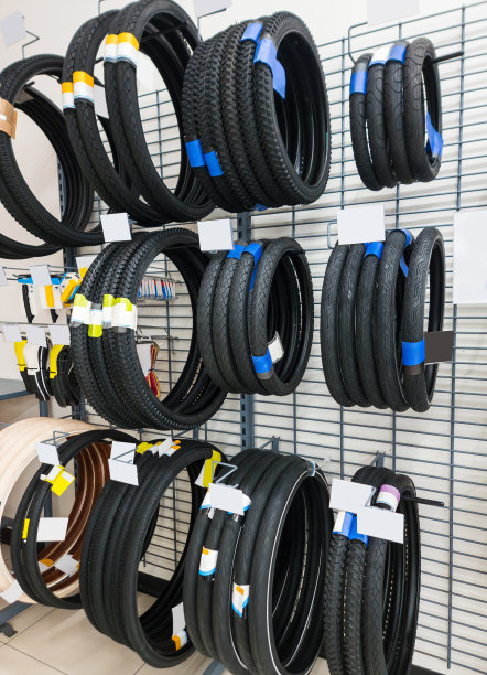 架子上的橡胶自行车轮胎图片下载