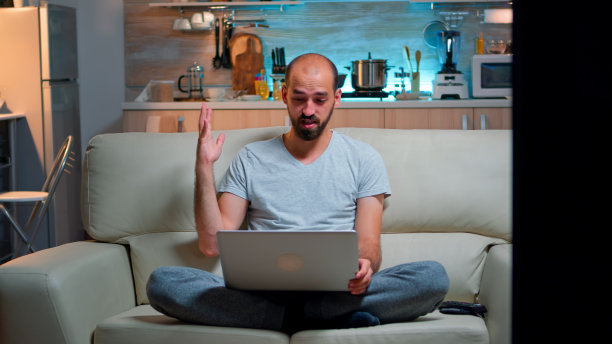 在线会议视频通话期间，专注于与商务人士交谈的人图片下载