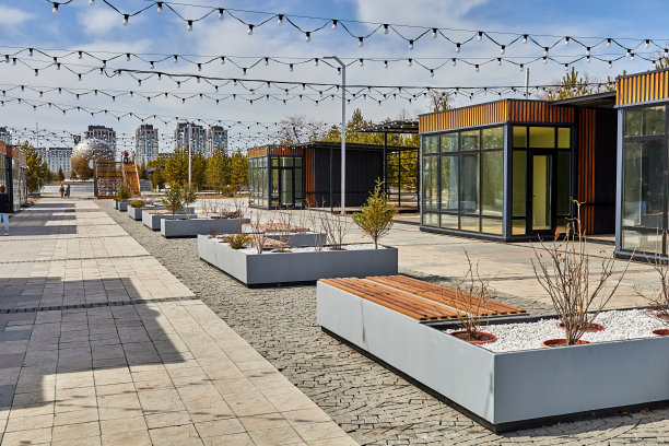 在哈萨克斯坦的阿斯塔纳，空荡荡的购物亭和咖啡馆图片下载